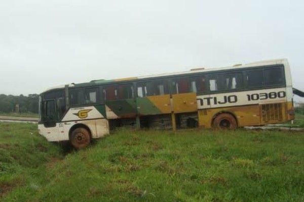 Ônibus que saiu de Patos de Minas para São Paulo fica atolado no Trevo da Pipoca