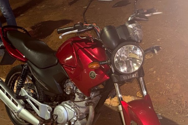 Acidente entre moto e carro deixa duas pessoas feridas na Avenida Fátima Porto, em Patos de Minas