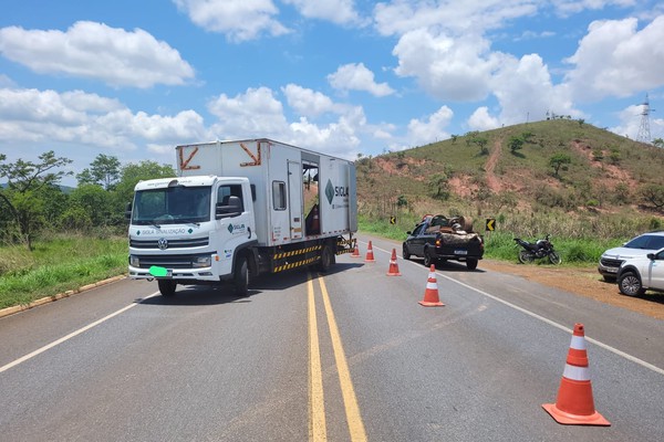 Motociclista bate em caminhão de empreiteira em trecho da BR 352 com Pare/Siga e fica gravemente ferido