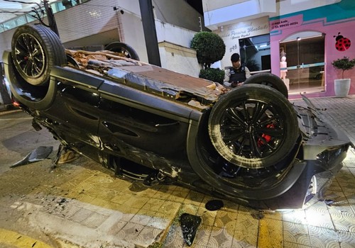 Motorista capota Haval após bater em carro e moto estacionados e vai embora deixando o prejuízo para trás
