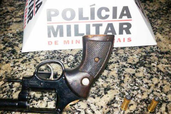 Jovem de 19 anos é preso após mostrar arma de fogo em estabelecimento comercial no Bairro Andorinhas em Presidente Olegário