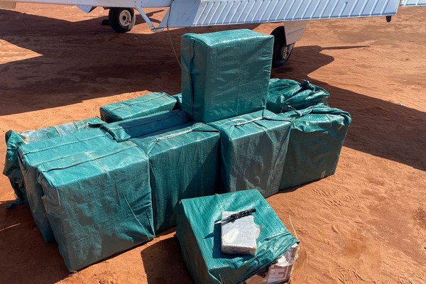 FAB intercepta avião com 500 quilos de cocaína