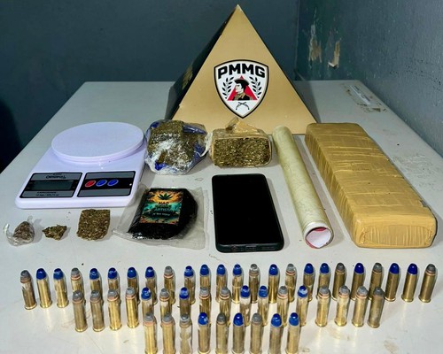 Durante buscas por moto furtada, PM encontra drogas e munições e prende homem em Patos de Minas