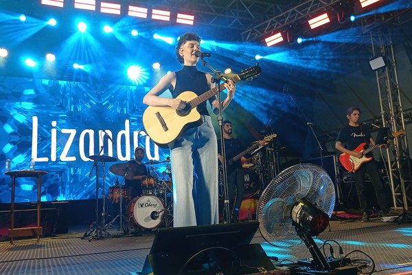 Lizandra encanta com o sucesso "Mania de Você" da saudosa Rita Lee; veja ao vivo
