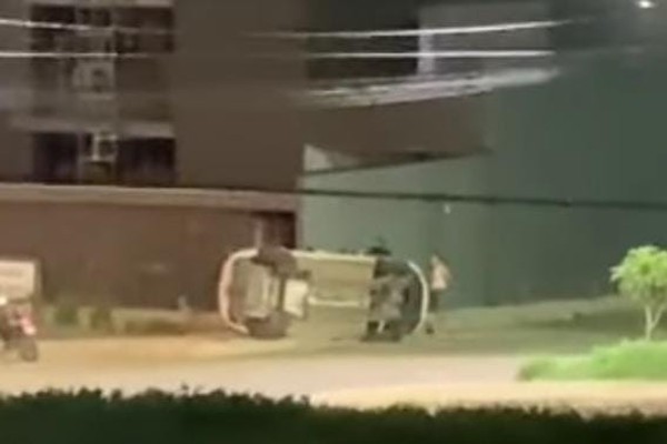 Após perseguição e tiros, homem tomba veículo e pede socorro em casa de policial em Patos de Minas