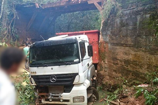 Ponte na zona rural de Patos de Minas não resiste e desaba com caminhão cheio de soja
