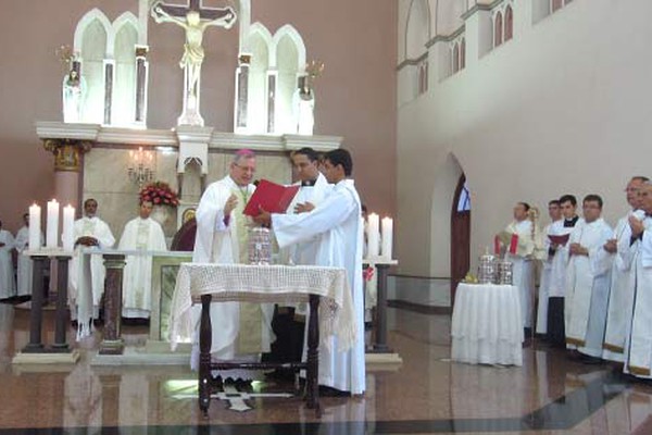 Benção dos Óleos reúne fiéis e sacerdotes da Diocese na Catedral de Santo Antônio