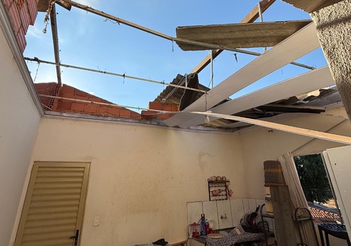 Temporal arranca árvores, destelha imóveis e causas estragos no distrito de Beira Rio