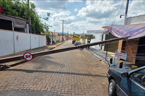 Motorista passa mal, bate em poste e estrutura cai sobre toldo de comércio em Patos de Minas