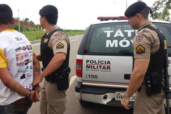 Polícia Militar flagra dupla em motocicleta furtada e com placa adulterada em Patos de Minas