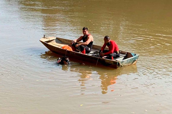 Corpo de Bombeiros resgata homem que se afogou nas águas do Rio Paranaíba em Coromandel