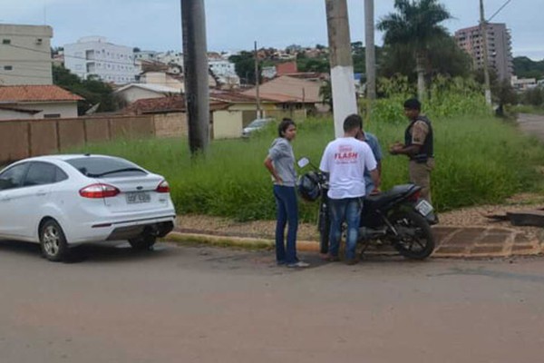 Motociclista vai parar na UPA após bater em traseira de carro em Patos de Minas