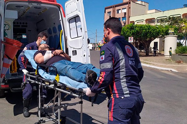 Motociclista fica ferido em acidente com ambulância que transportava paciente e avançou sinal