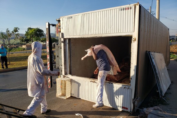 Caminhão frigorífico carregado com toneladas de carnes tomba em balão da Fátima Porto