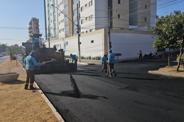 Obras de recapeamento no asfalto da avenida Padre Almir exigem atenção dos motoristas