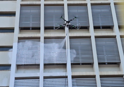 Empresa chama a atenção ao usar drone para lavar a fachada do Fórum de Patos de Minas