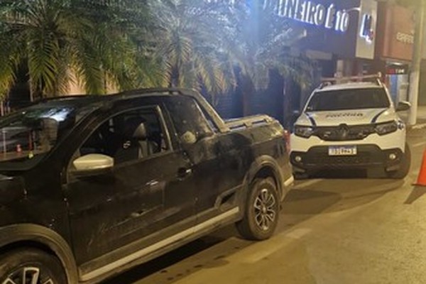Embriagado, motorista foge da Polícia Militar, bate em carro estacionado e acaba preso