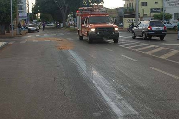 Caminhão derrama sebo na avenida Paranaíba e provoca um festival de acidentes