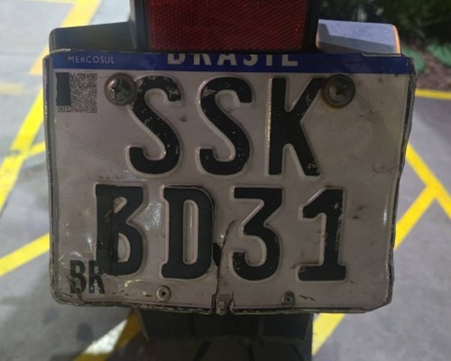 Jovem é preso por adulterar placa de moto com fita isolante para evitar multas em Patos de Minas