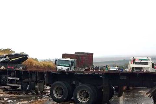 Caminhão que transportava  granito tomba em curva da BR 146 e mata motorista e passageira