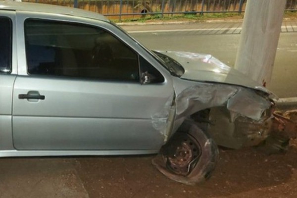 Condutor de 23 anos é preso por embriaguez após bater em poste de iluminação