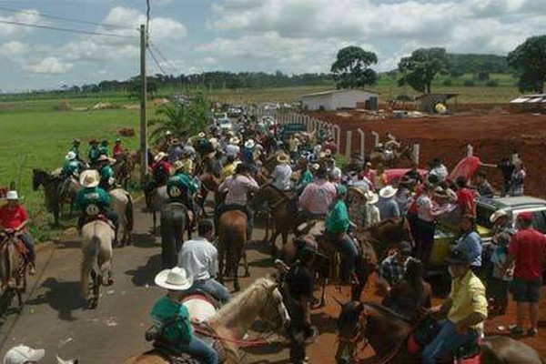 Tradicional Cavalgada da Escola Agrícola tem recorde de cavaleiros e amazonas