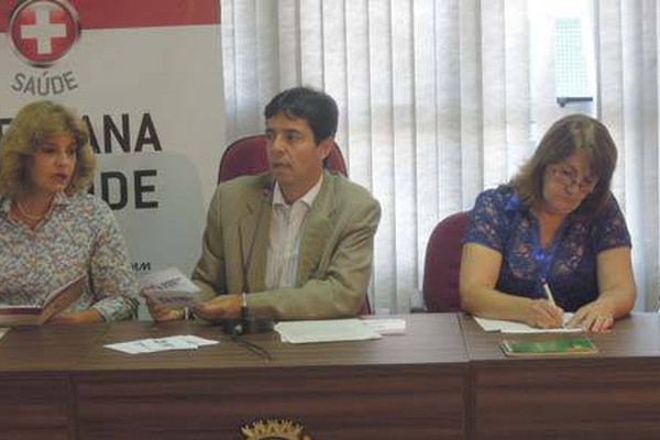 Deputados colhem assinaturas em Patos de Minas por mais investimentos em saúde