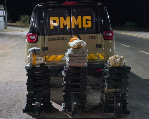PM Rodoviária apreende mais de 100 barras de maconha em Patos de Minas; motorista se embrenhou no brejo