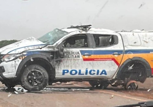 Policial militar fica ferido após viatura capotar em Tiros