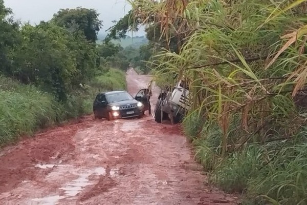 Motoristas convivem com buracos e atoleiros na LMG 722, que liga Patos a Lagamar