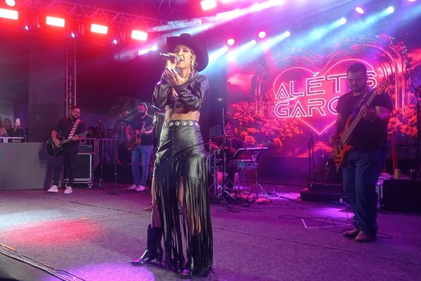 Alétis Garcia abre noite de sábado no palco principal da Fenapraça 2025; veja ao vivo