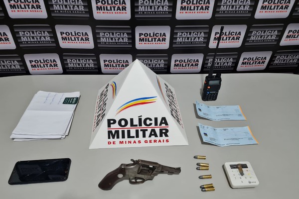 PM prende trio após roubo em Monte Carmelo e apreende arma, cheques e munições