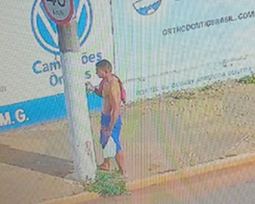 Câmera do Olho Vivo flagra homem fazendo pichações no centro de Patos de Minas