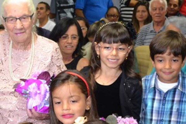 Aos 101 anos, dona Tuque recebe homenagem do Dia das Mães na Câmara Municipal