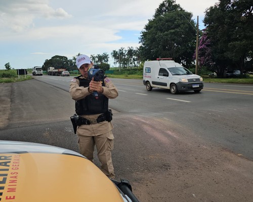PM Rodoviária apreende drogas, prende foragidos e autua 14 motoristas por embriaguez durante operação