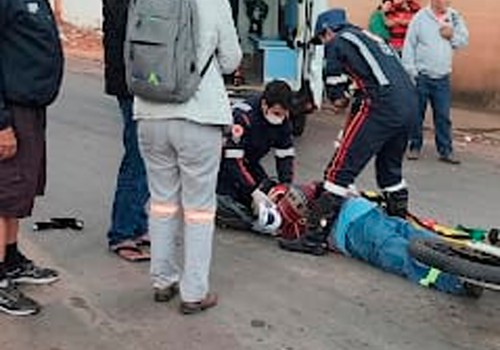 Batida entre duas motos deixa pelo menos três pessoas feridas no bairro Lagoa Grande