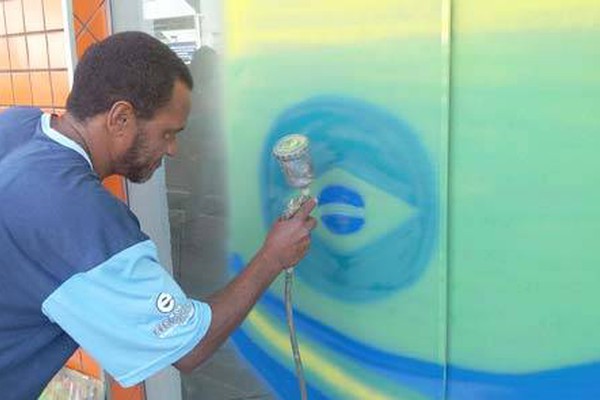 Pintores ganham espaço na preparação da decoração e faturam alto na Copa