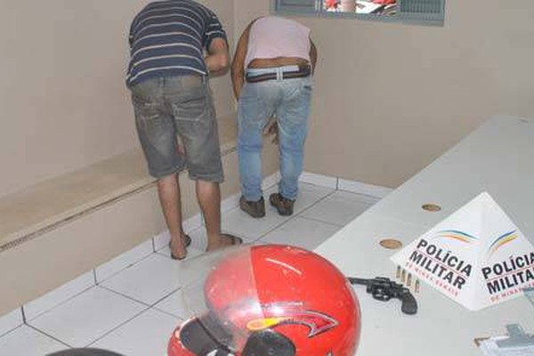 Dupla foge em motoneta, mas é presa com revólver carregado no Vila Garcia