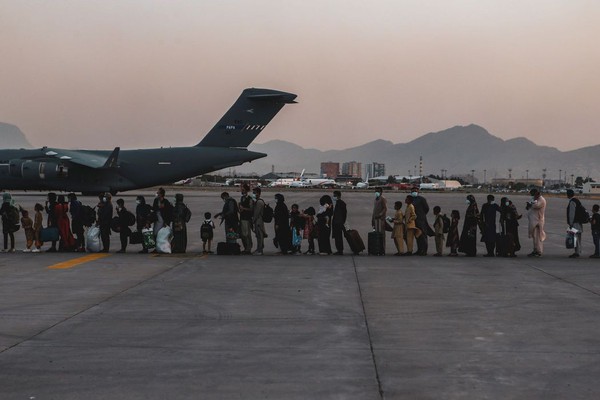 Explosão fora do aeroporto de Cabul mata pelo menos 13 pessoas