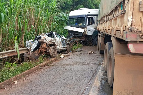 Acidente com bitrem e 4 carros entre Patos e Lagoa interdita BR 352 por mais de 5 horas