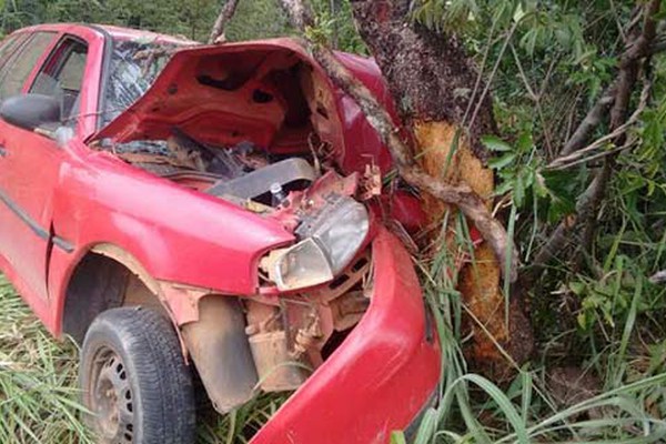 Adolescente pega carro escondido e morre após bater em árvore perto de Lagoa Grande