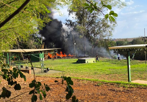 Incêndio atinge pneus em clube de tiro e provoca fumaça densa em Patos de Minas