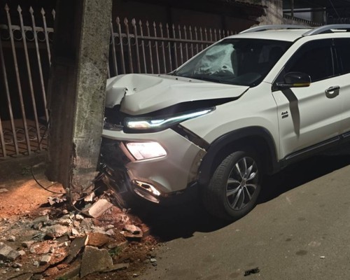 Motorista dorme ao volante, bate  violentamente contra poste em Avenida de Patos de Minas e acaba preso por embriaguez