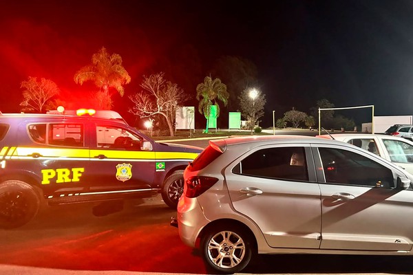 PRF encontra cocaína e crack em carro clonado e prende jovem após perseguição na BR365