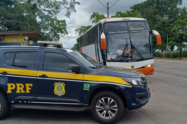 PRF intercepta ônibus clandestino em condições precárias com passageiros na BR365, em Patos de Minas