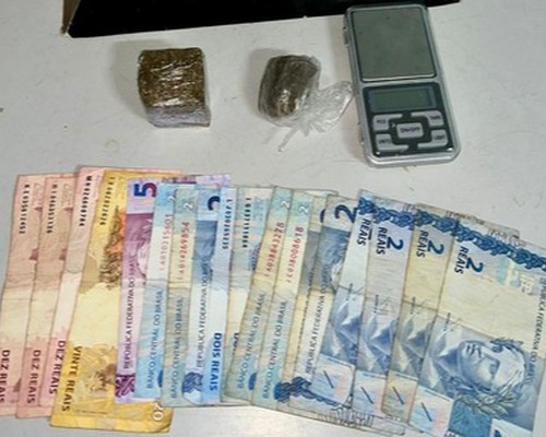 Homem ameaça idoso e acaba preso com porções de maconha e balança de precisão