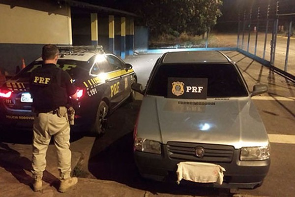 PRF prende dupla em carro roubado com cocaína e crack na BR365, em Patos de Minas