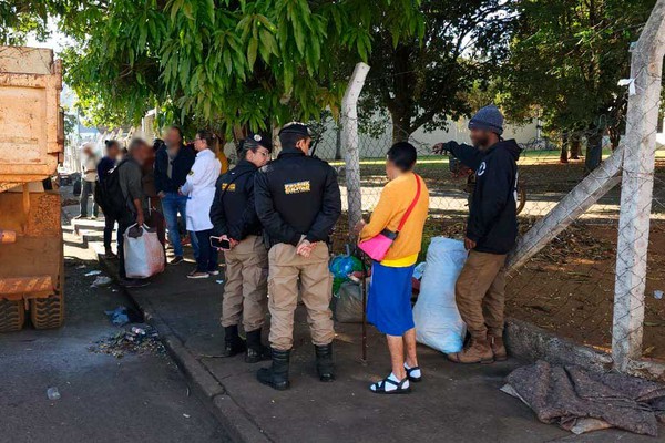 Prefeitura e Polícia Militar realizam ação em pontos de concentração de moradores de rua