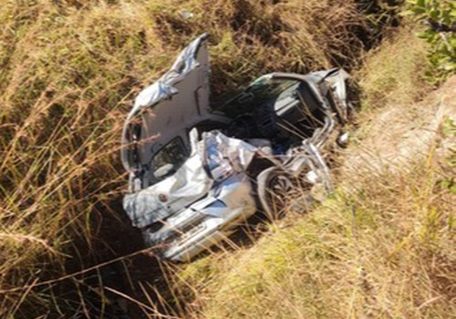 Motorista de 23 anos é resgatado pelo Corpo de Bombeiros após cair em ribanceira na MG 230