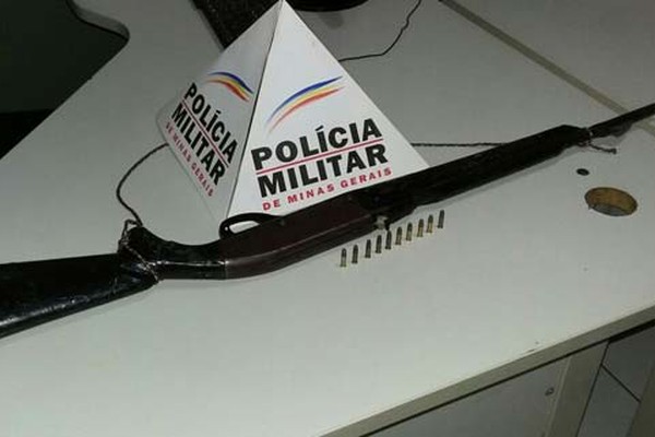 Suspeitos fogem de abordagem e PM apreende carabina jogada em via pública em Patos de Minas